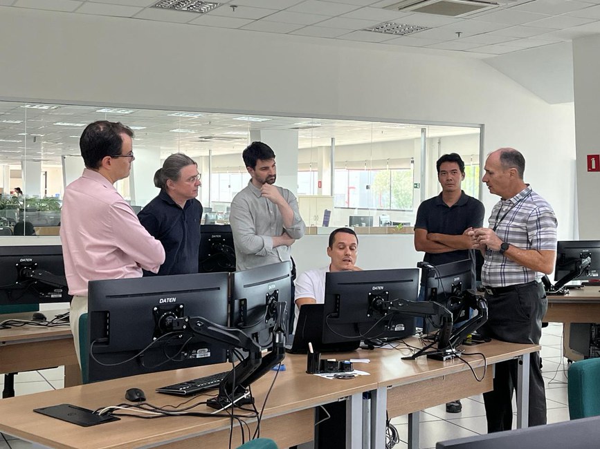 Visita da equipe do BNDS na Sala de Situação do Cemaden, conversa com tecnologista e o coordenador-geral sobre o sistema de monitoramento