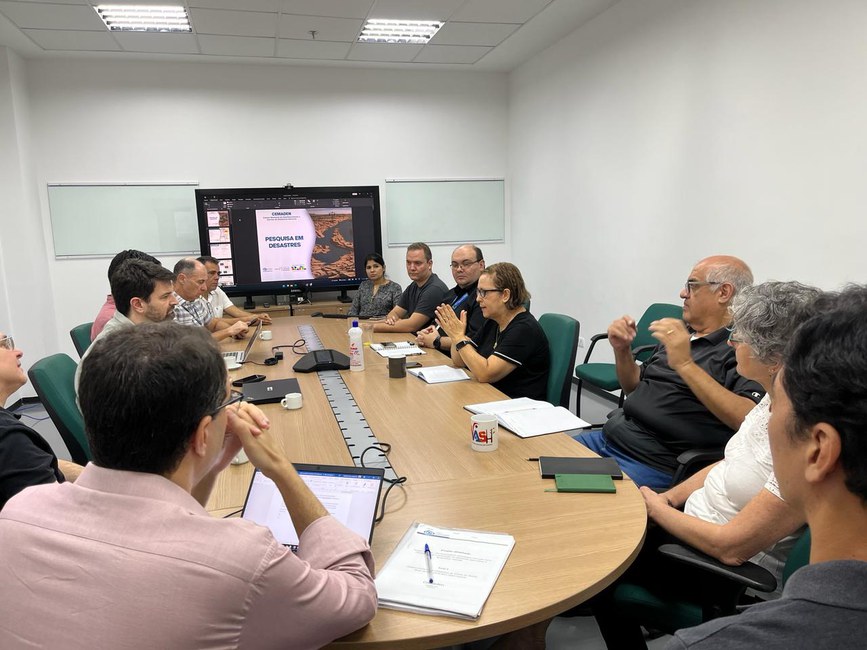 Equipe de especialistas em Tecnologia e Conectividade do BNDS em reunião com gestores,tecnologistas e pesquisadores do Cemaden.