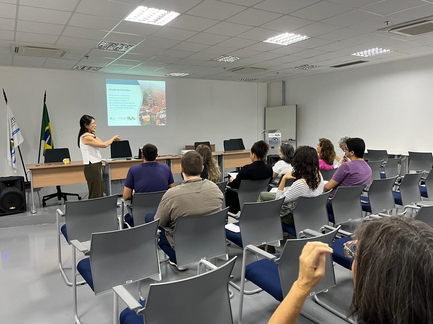Visita de pós-graduandos da Unicamp ao Cemaden : recepção e apresentação institucional  realizadas pela pesquisadora do Cemaden, Silvia Saito, da área de riscos de desastres.  