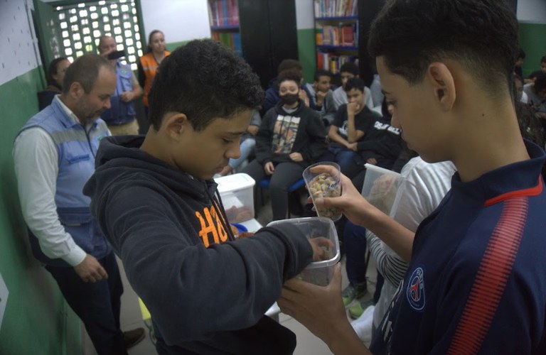 Foto Oficina Santos - set 2022  - alunos experiências científicas.jpg