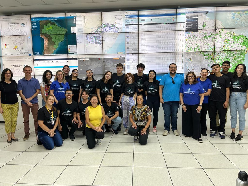 Visita dos estudantes e professores do projeto Olimpíada Brasileira de Cartografia à Sala de Situação do Cemaden