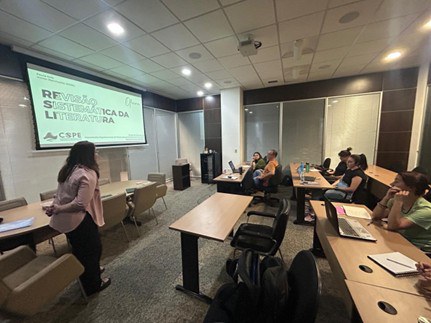 Doutoranda Paula Oda junto aos alunos da PGCST-INPE e do PGDN-ICT-Unesp-Cemaden, apresenta os procedimentos metodológicos da revisão sistemática de literatura conduzida pelo Projeto COPE, no tema sobre capacidades de gestão de risco de desastres.