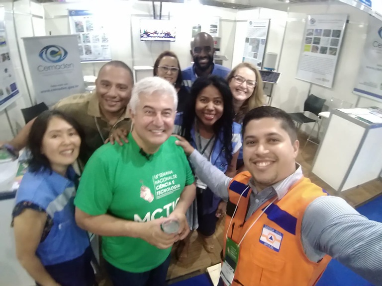 SNCT-2019-Visita-ministro-estande-selfie-4.jpg
