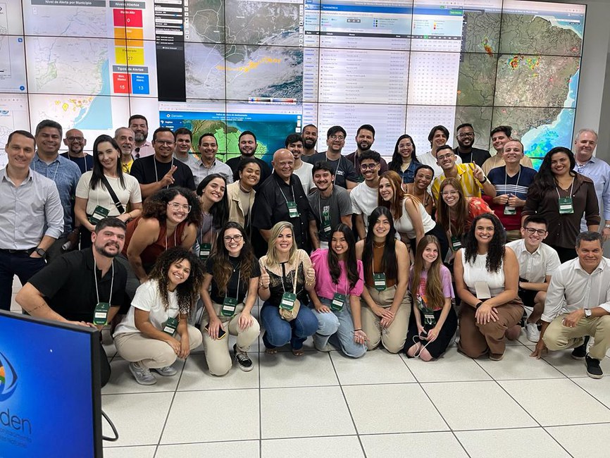 Visita dos comunicadores e influenciadores digitais na Sala de Situação do Cemaden