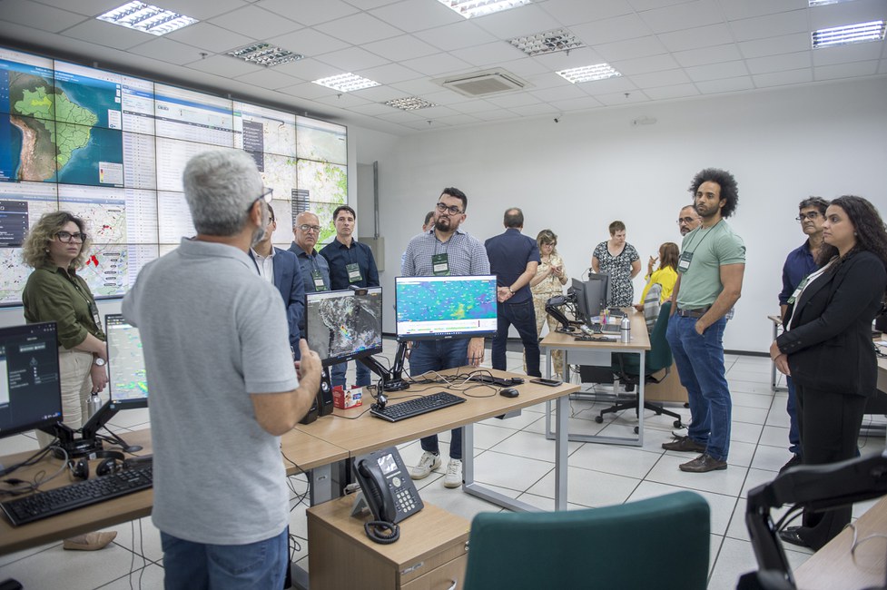 Conversa com os tecnologistas do monitoramento na Sala de Situação do Cemaden