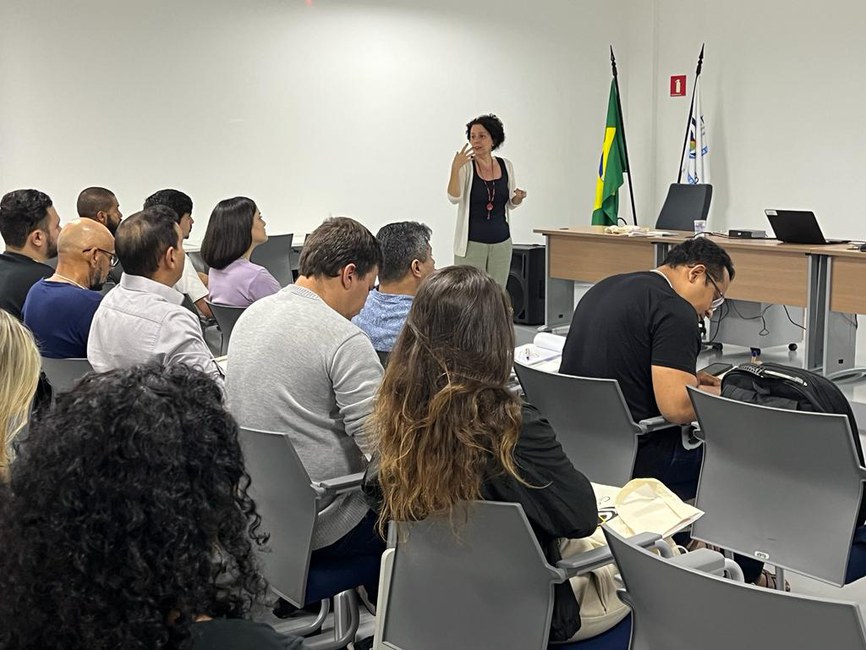 Pesquisadora do Cemaden Educação realiza oficina com os comunicadores e digitadores digitais
