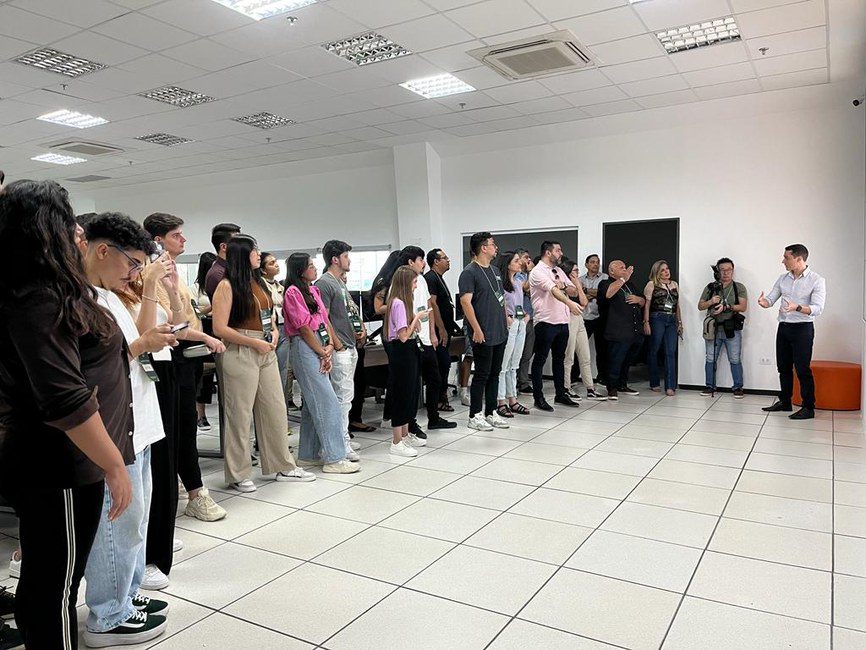 Pedro Camarinha, da área de geodinâmica explica o sistema de monitoramento da Sala de Situação do Cemaden aos comunicadores e influenciadores digitais