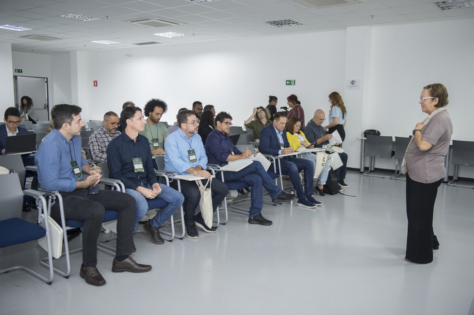 Recepção aos representantes dos órgãos de controle e do judiciário pela diretora substituta do Cemaden, Regina Alvalá