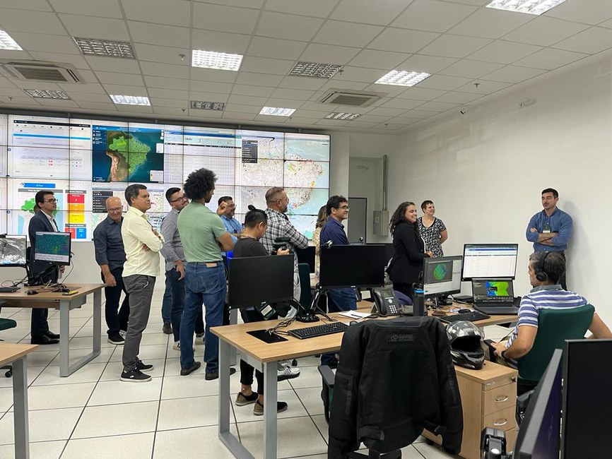 Visita e conversa dos visitantes na Sala de Situação do Cemaden