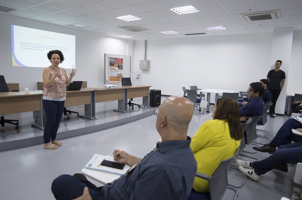 Pesquisadora do Cemaden, Débora Olivato, realiza oficina para debates e discussões sobre prevenção de riscos de desastres.