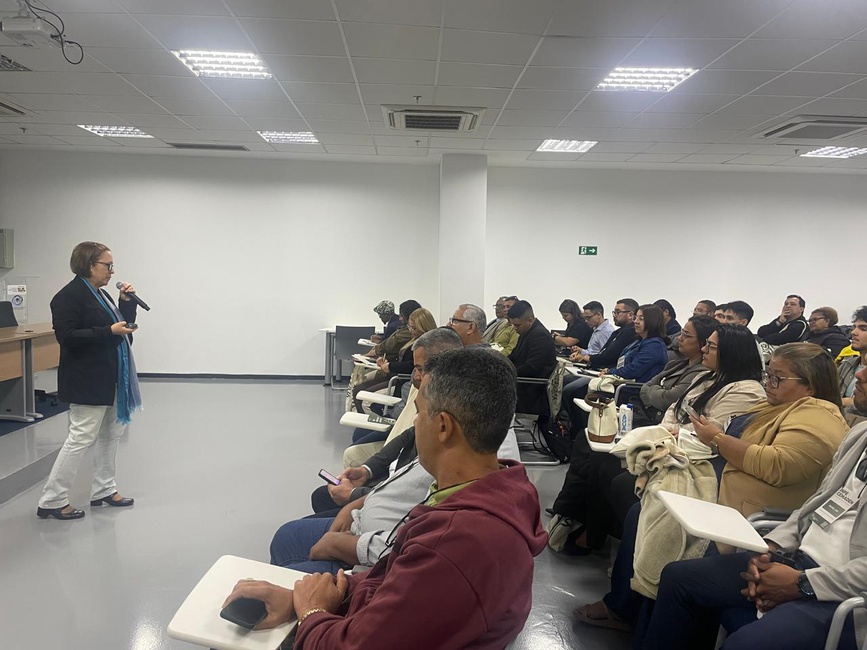Regina Alvalá, diretora do Cemaden, recepciona a comitiva da IRI, em visita à sede da instituição.