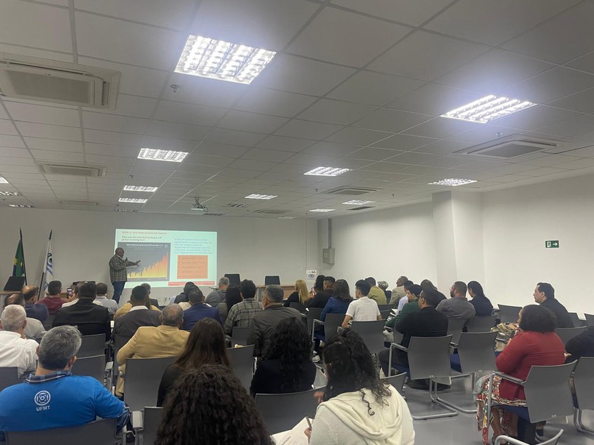 Visita da Comitiva da IRI junho 2025- Climatologista Jose Marengo, coordenador-geral de Pesquisa e Desenvolvimento do Cemaden, em palestra para os visitantes da IRI