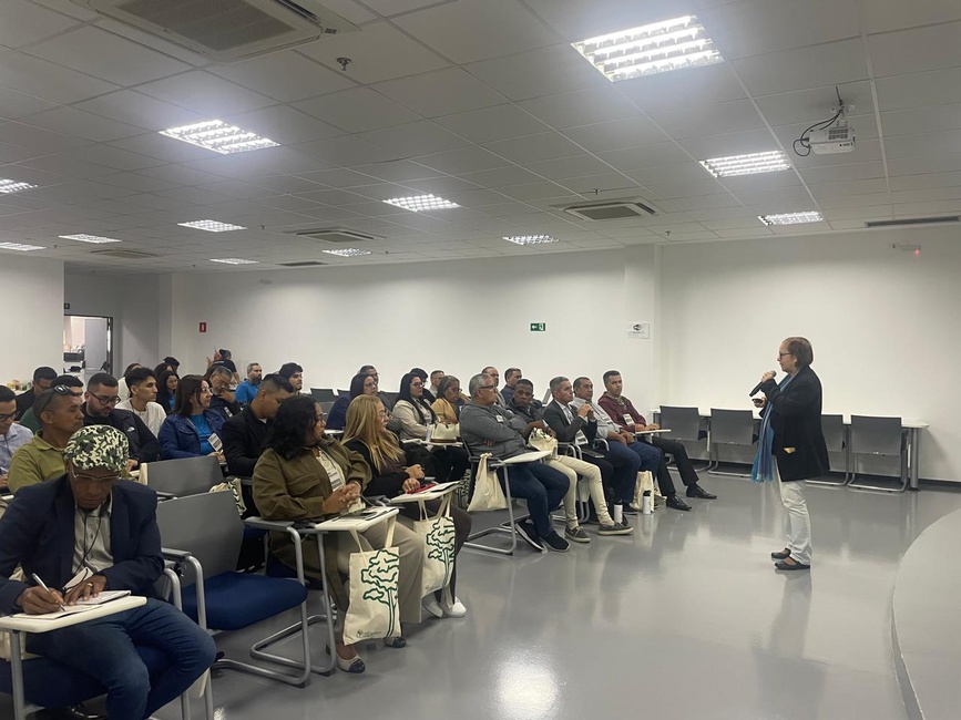 Visita IRI 03.06.2025 - A diretora do Cemaden, Regina Alvalá na recepção da comitiva evangélica em visita à sede do Cemaden, em São José dos Campos (SP)