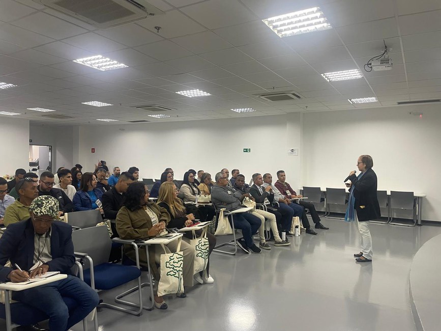  Visita IRI 03.06.2025 - A diretora do Cemaden, Regina Alvalá na recepção da comitiva evangélica  em visita à sede do Cemaden, em São José dos Campos (SP)