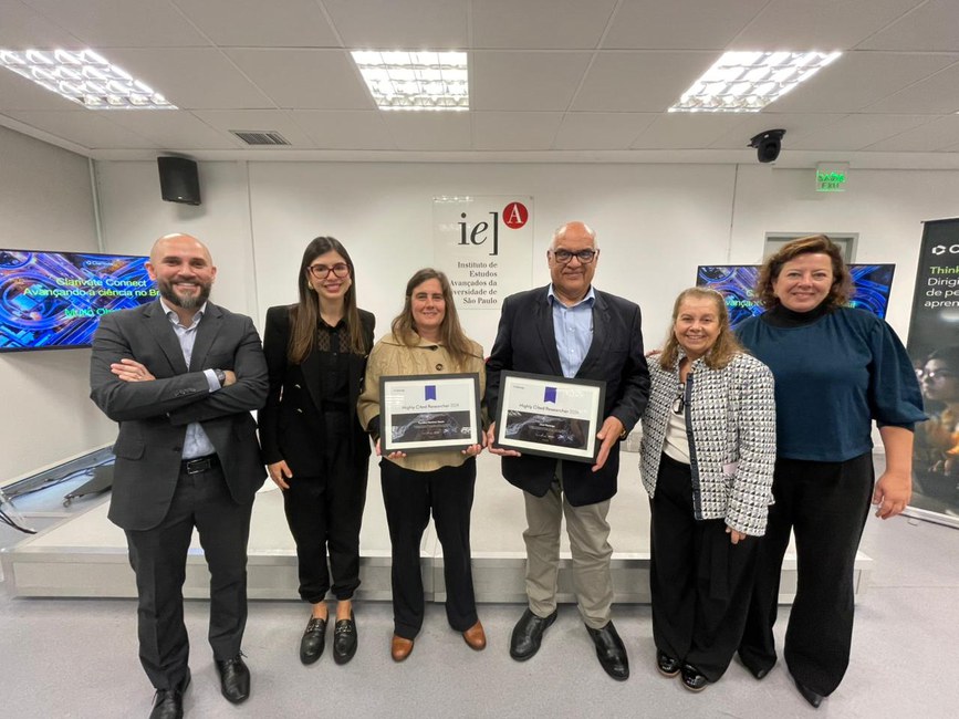 Jose Marengo, do Cemaden, no evento da Clarivate e ABCD/USP, no auditório do IEA/USP, recebe o certificado de Pesquisador Altamente Citado em 2024.