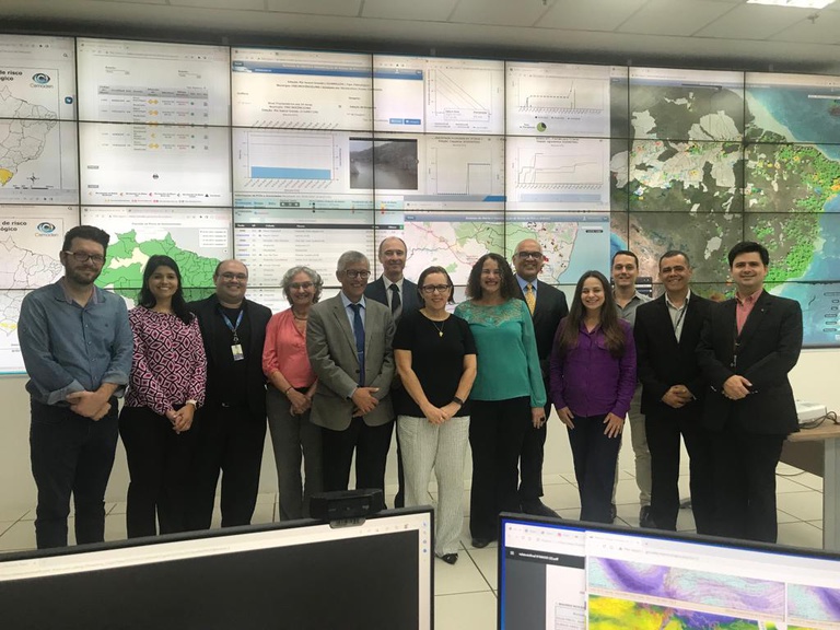 Foto Visita da Ministra - capa - geral frente telão Sala de Situação 05.05.2023.jpeg