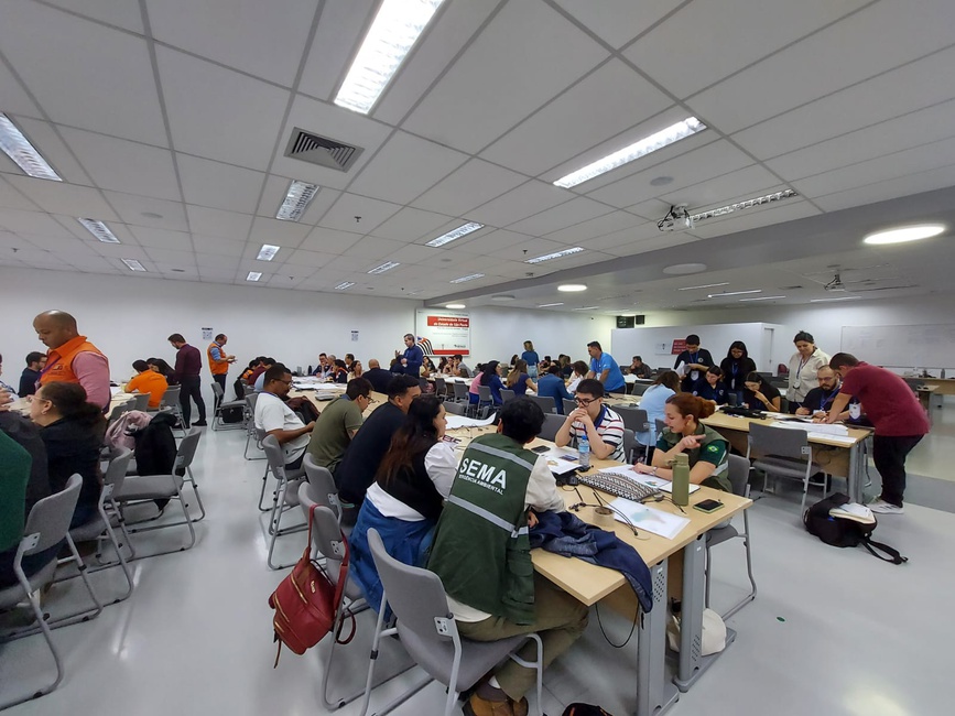 Foto Oficina Alerta-Secas (3)- Participantes da Oficina Alerta-Secas, no Auditório do Cemaden, participantes realizam trabalho prático em grupo, aplicando o sistema.