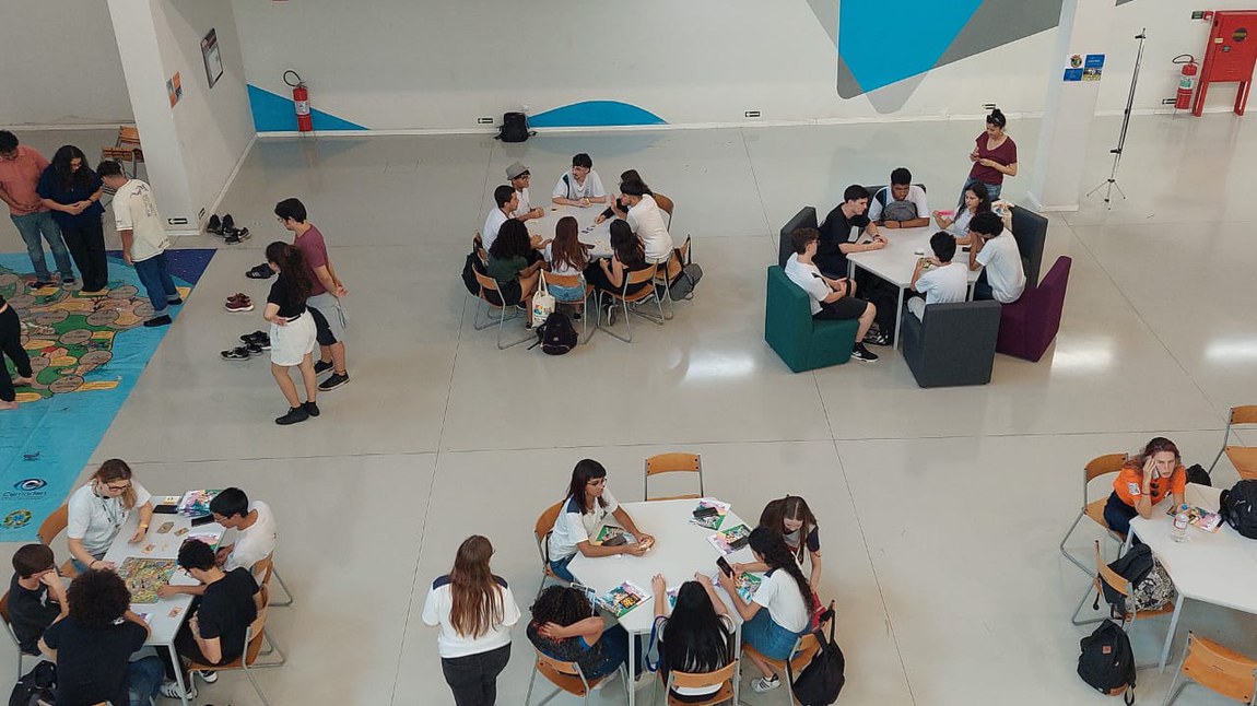 SNCT 2024 - Na Oficina do Cemaden Educação, estudantes do Ensino Médio participam dos jogos sérios e educativos sobre redução de risco de desastres, durante a SNCT no Cemaden