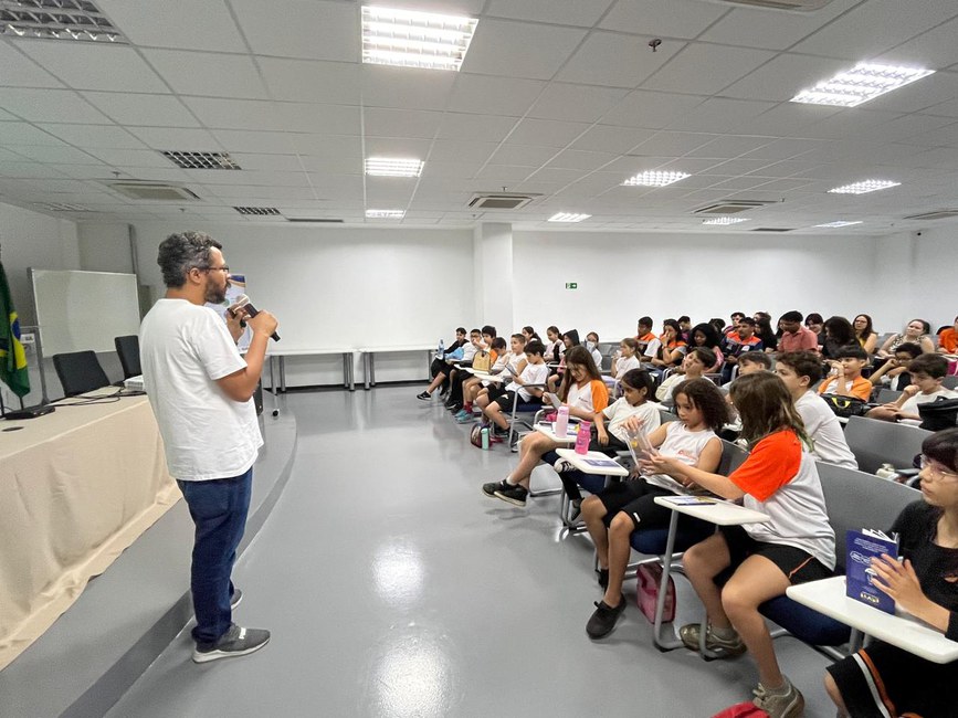 Pesquisador do Cemaden Educação na palestra sobre Tecnologias Sociais, Biomas e Desastres, para público diversificado na SNCT do Cemaden