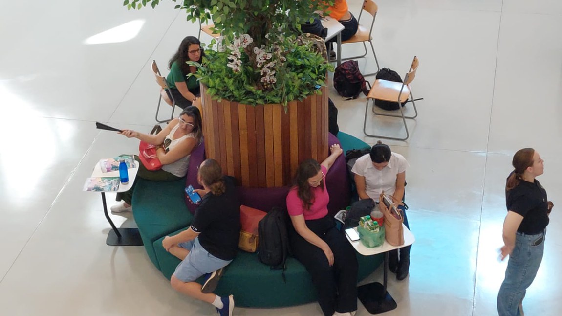 Professores que acompanham os estudantes do Ensino Médio, aguardam as práticas da Oficina do Cemaden Educação,no Salão de Eventos do PIT, durante a SNCT-2024 do Cemaden.