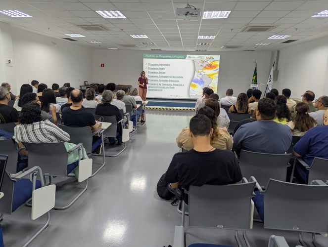 Marisa Mascarenhas, da Coordenação de Relações Institucionais, trouxe um panorama do Cemaden para os visitantes.