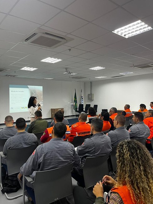 Foto 2 Visita DCSP- A recepção e apresentação institucional foi feita pela pesquisadora Silvia Saito. diretora eventual do Cemaden.