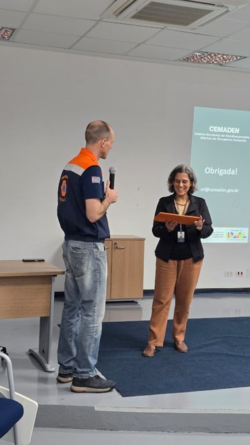 Foto 3 - Marisa Mascarenhas, coordenadora substituta da Coordenação de Relações Institucionais do Cemaden, recebe Certificado de Participação do Cemaden no curso promovido pelo Gabinete da Casa Militar de SP.