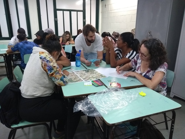Foto capa Parforin Atividade de cartografia social realizada com alunas(os) de Educação de Jovens e Adultos (EJA), em Poços de Caldas-MG..jpg