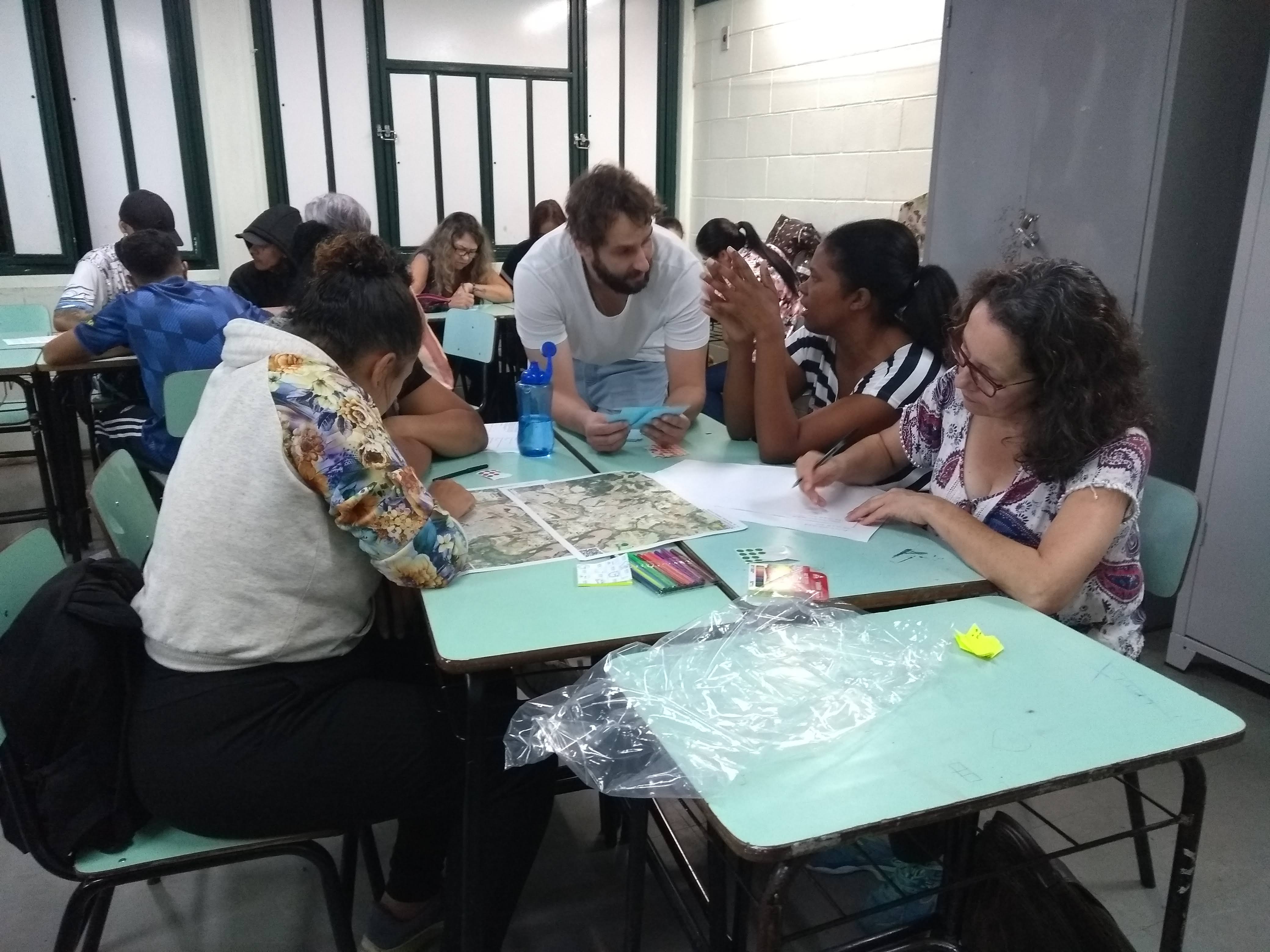 Foto capa Parforin Atividade de cartografia social realizada com alunas(os) de Educação de Jovens e Adultos (EJA), em Poços de Caldas-MG..jpg