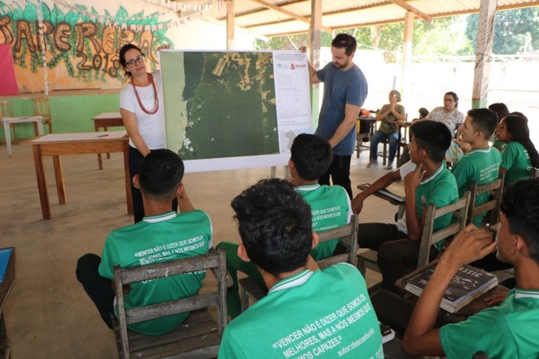 Foto capa Oficina - pesquisadores do Cemaden na oficina com estudantes de escola em Flona Tapajós.jpg