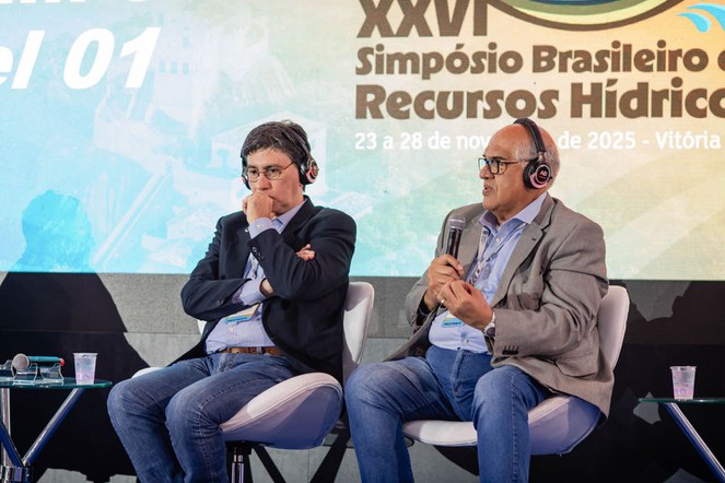 Foto Simpósio Recursos Hídricos- José Marengo, à direita, fala sobre a água ser o tema central para discussão sobre a resiliência e adaptação na COP 30, com destaque para a base de todas as ações climáticas.