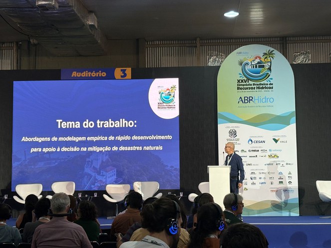 Simpósio Recursos Hídricos- Apresentação do pesquisador do Cemaden, Glauston Lima , sobre modelagem e previsões hidrológicas.