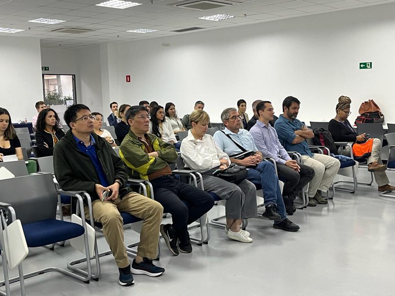 Foto Visita BRICS auditório esquerda capa 2  09 ago 2023.jpeg