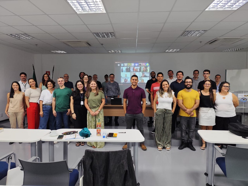 Reunião de pesquisadores no Cemaden para discutir a aplicação da Inteligência Artificial no monitoramento hidrológico