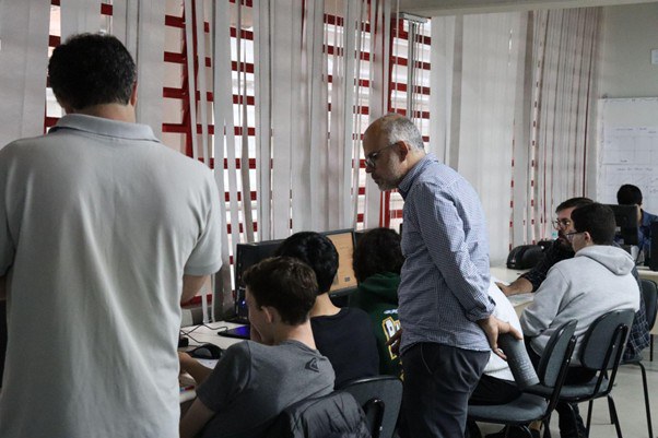 Professor João Porto observa a atividade de mapeamento participativo na Escola Estadual Monsenhor Ignácio Gioia, em São Luiz do Paraitinga-SP (Foto Karolina Gameiro, 23 de junho de 2025).