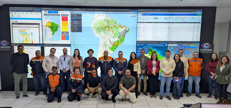 Participantes da visita técnica ao Cemaden conhecem Sala de Situação