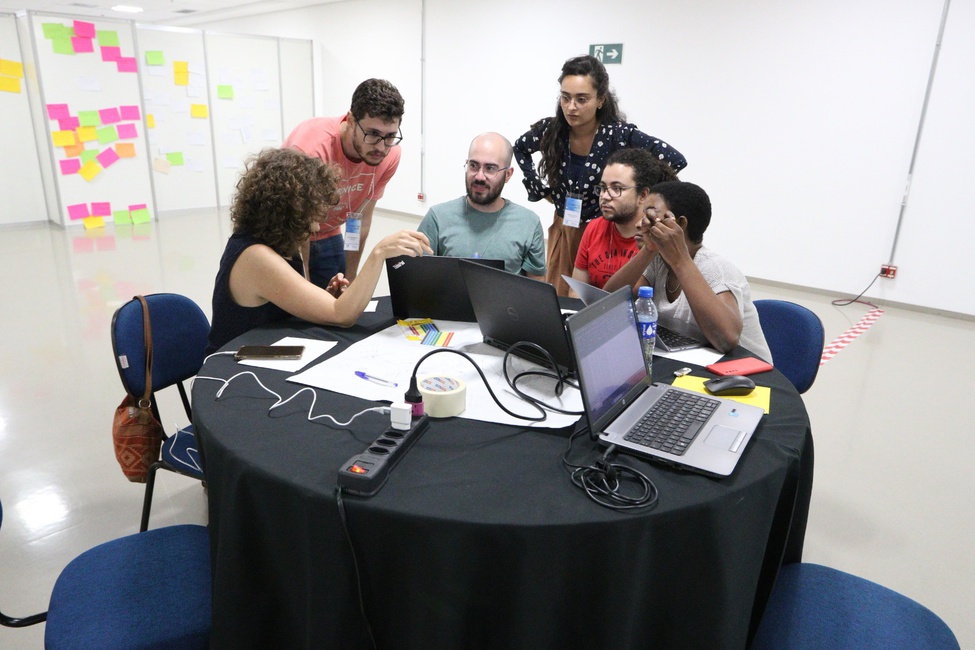 Estudantes discutem sobre as soluções dos desafios durante o ITT