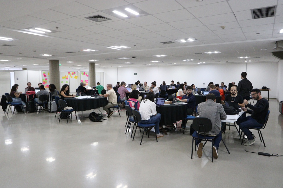 Estudantes de pós-graduação em equipes para soluções dos desafios, durante o ITT