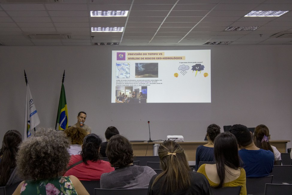 Evento Educomunicação - Apresentação do especialista em geodinâmica, Pedro Camarinha, da Sala de Situação do Cemaden