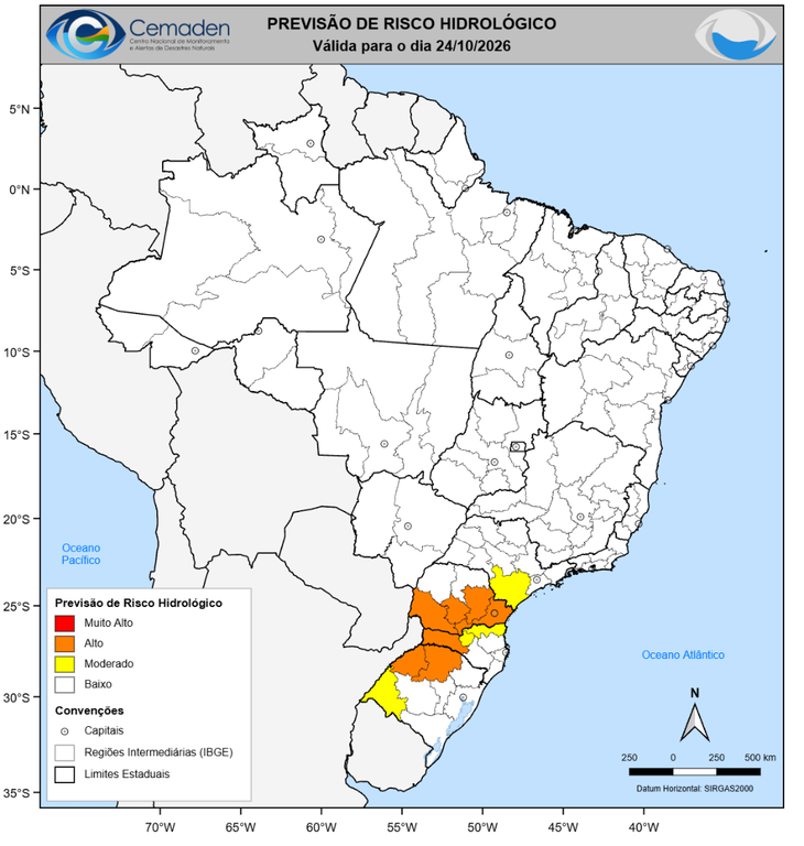 Mapa do Brasil com previsão de risco hidrológico para 24 de outubro de 2026. Áreas de risco alto e moderado concentram-se na Região Sul; há também área de risco moderado no sul de São Paulo. A legenda classifica o risco em baixo, moderado, alto e muito alto. Fonte: Cemaden.