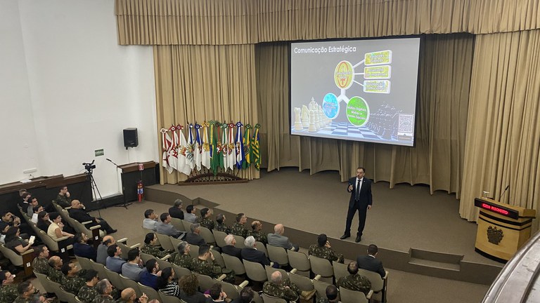 Diretor-Geral do CENSIPAM profere Aula Inaugural da ECEME com foco em liderança estratégica e desafios contemporâneos