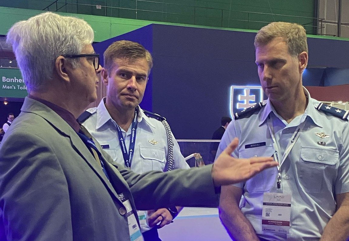 Maj. Gen. David A. Mineau também visitou o estande