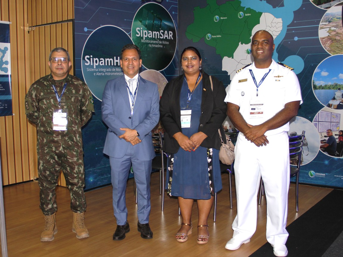 Diplomatas visitaram o estande