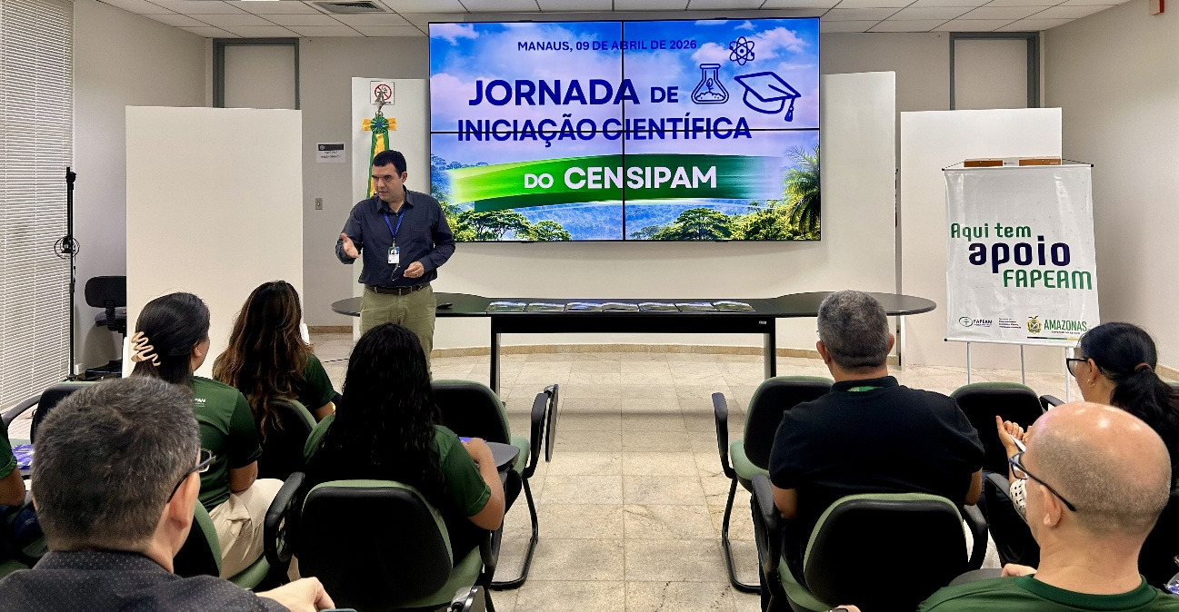 servidores recebendo palestra
