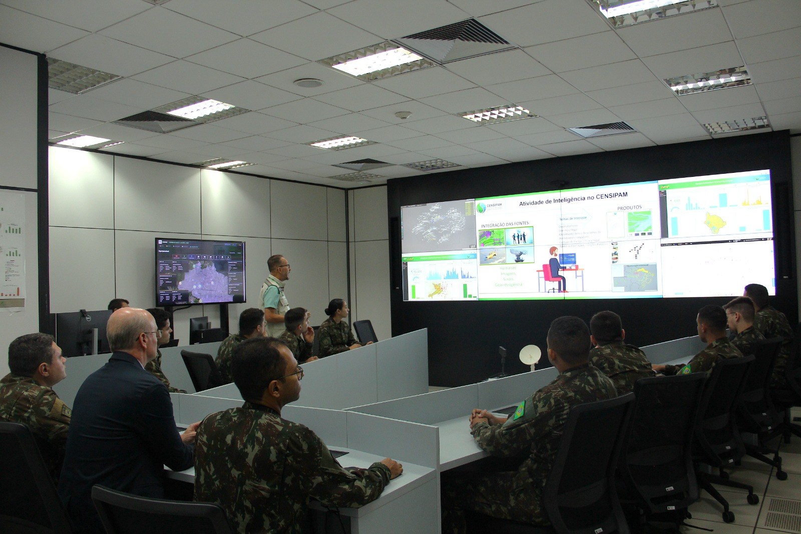 militares reunidos para apresentação