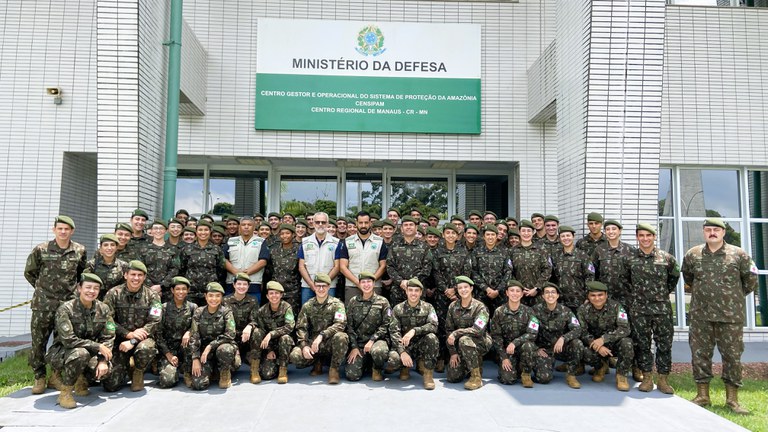 Oficiais-alunos da ESFCEx conhecem atuação do Censipam em Manaus