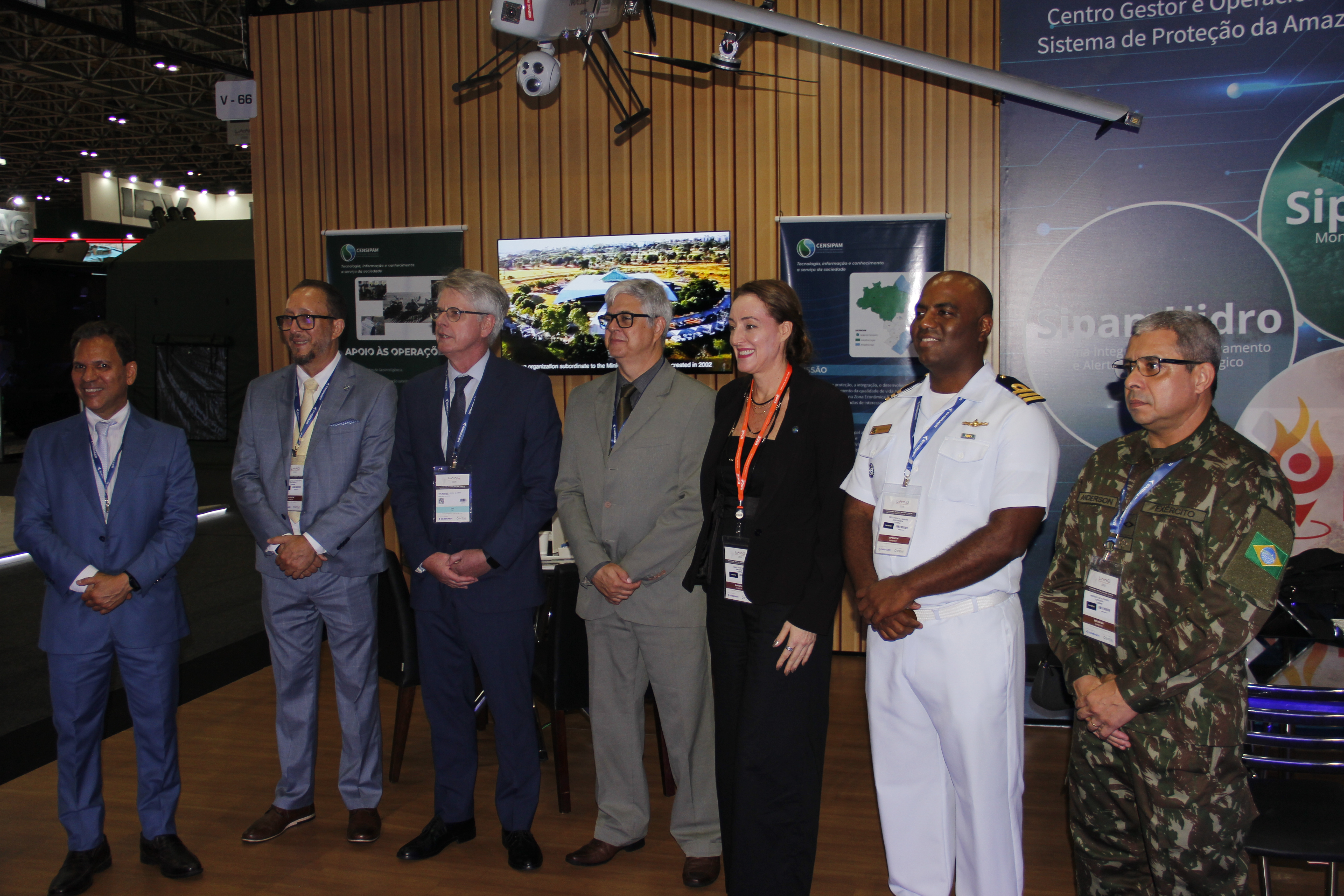 Secretário-Geral do Ministério da Defesa do Brasil visita estande do Censipam