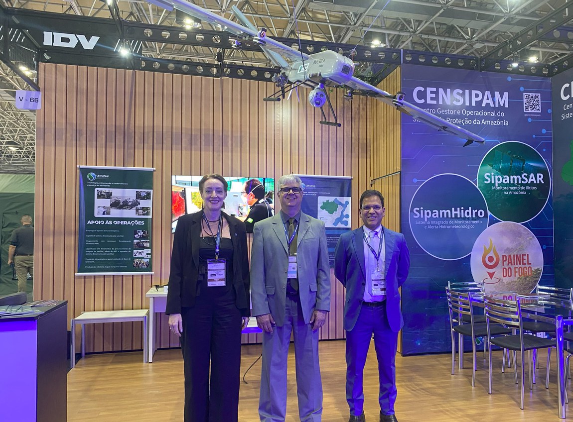 Representação do Censipam em visita ao estande do Órgão