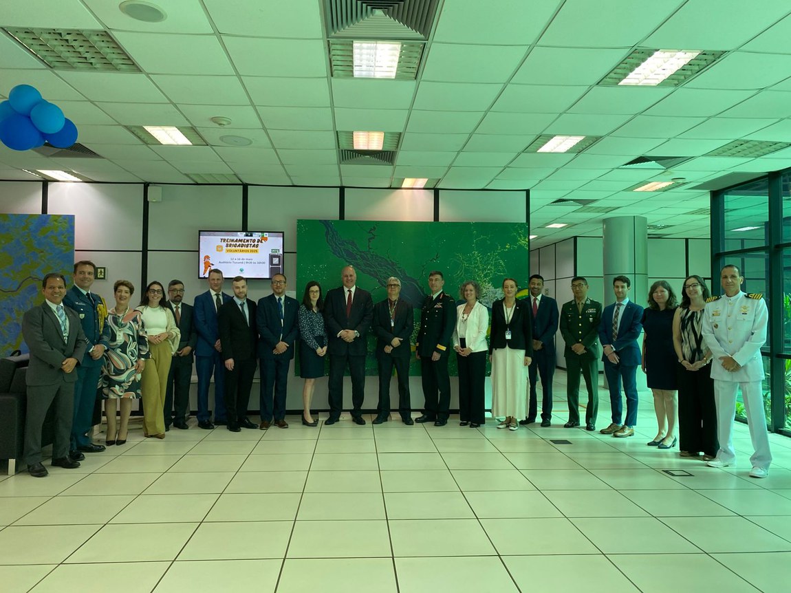 A comitiva, formada por 12 membros, incluiu autoridades do Ministério da Defesa (MD) e do Ministério das Relações Exteriores (MRE) do Brasil, além de seus congêneres canadenses.