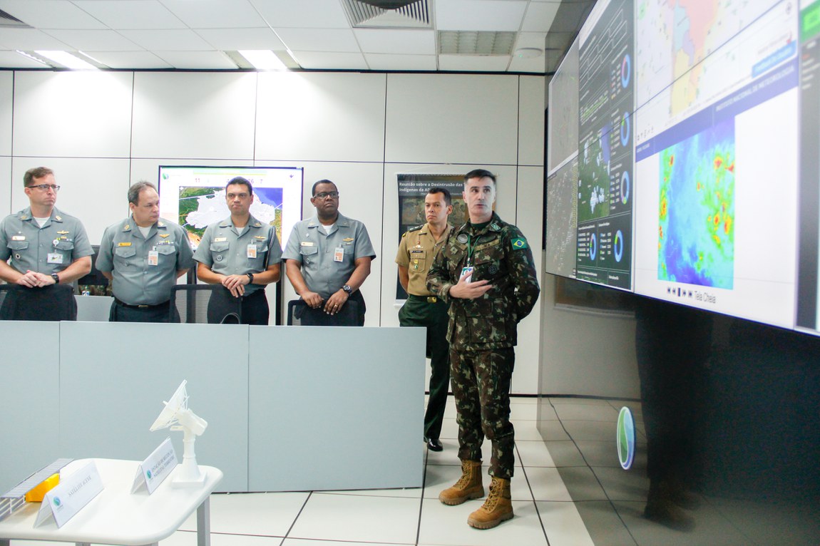 Alunos conhecem as instalações do Centro